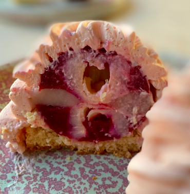 Pavlova, raspberry heart — Dessert